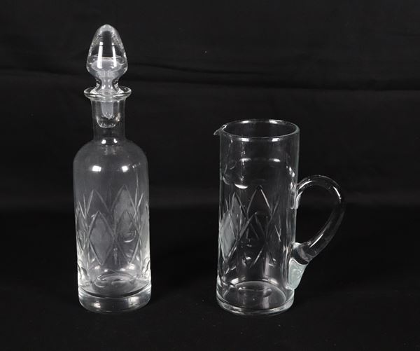 Lotto di una caraffa e una bottiglia in cristallo inciso a rombi (2 pz.)