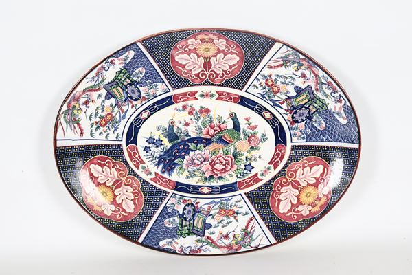 Piatto cinese da muro in porcellana, con decorazioni policrome a motivi orientali
