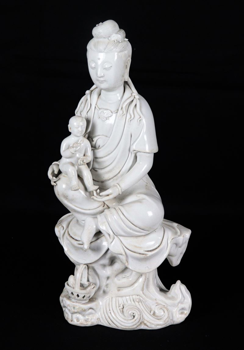 "Guanyin con bambino", antica scultura in porcellana bianco di Cina
