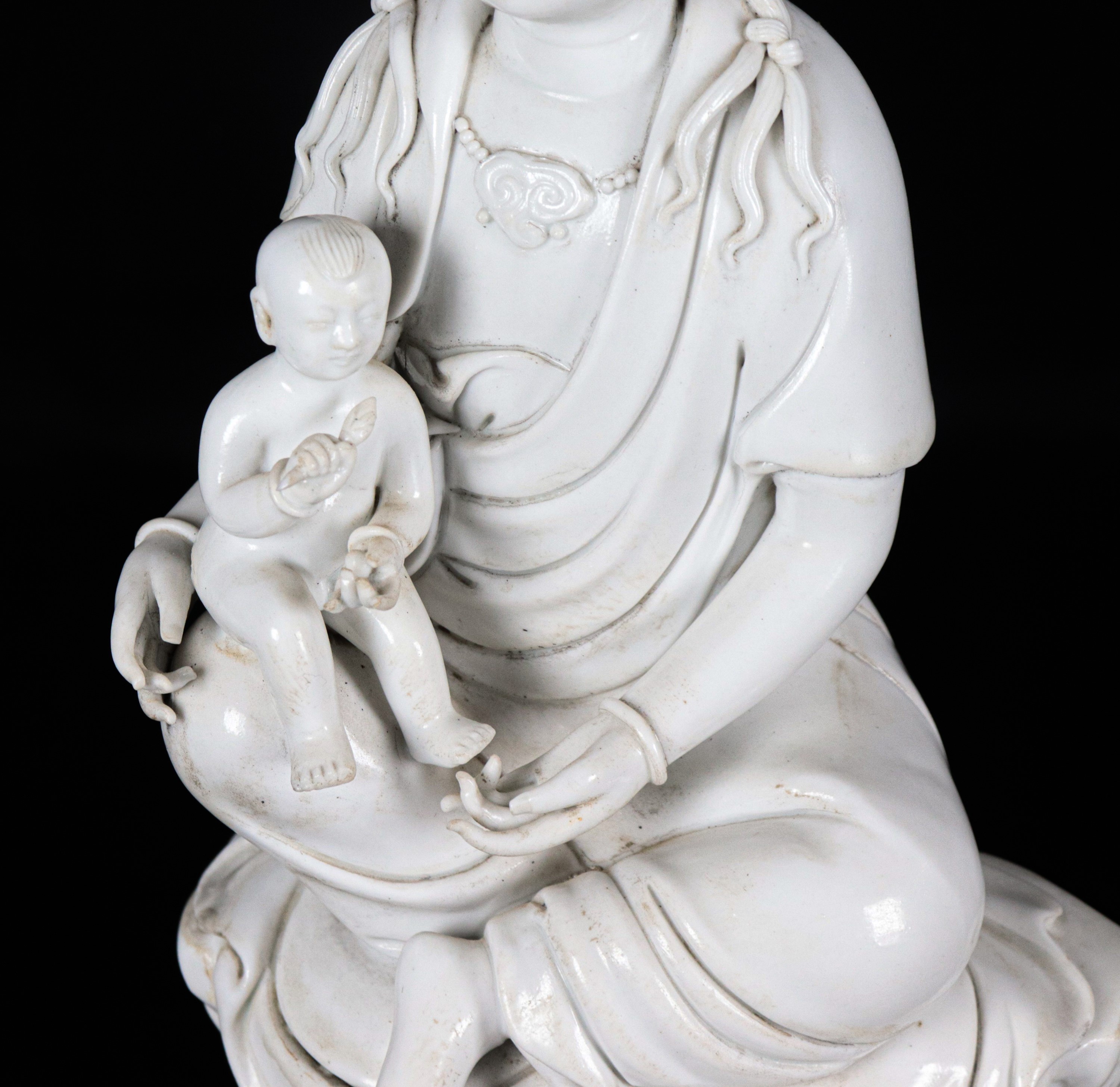 "Guanyin con bambino", antica scultura in porcellana bianco di Cina