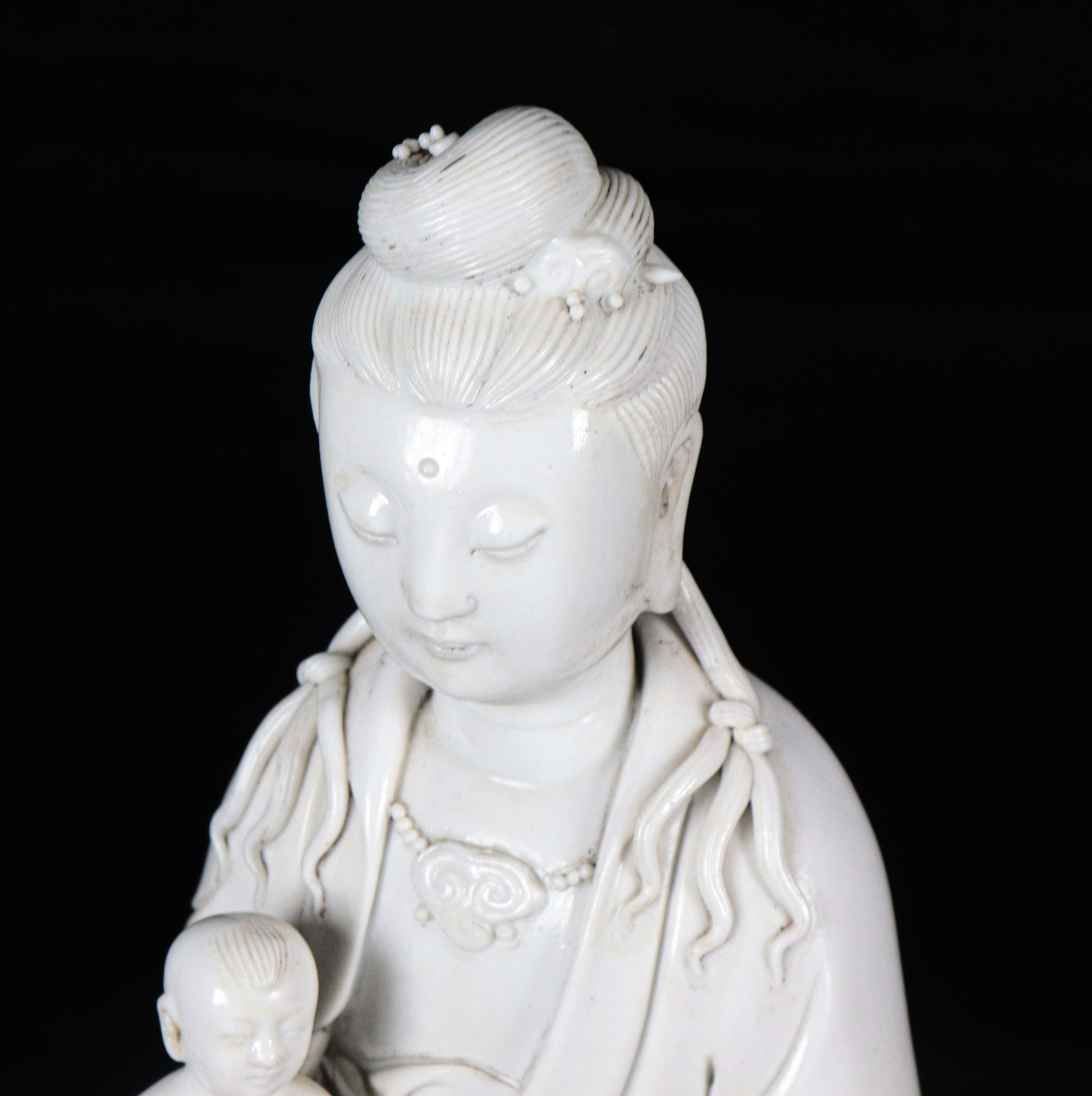 "Guanyin con bambino", antica scultura in porcellana bianco di Cina