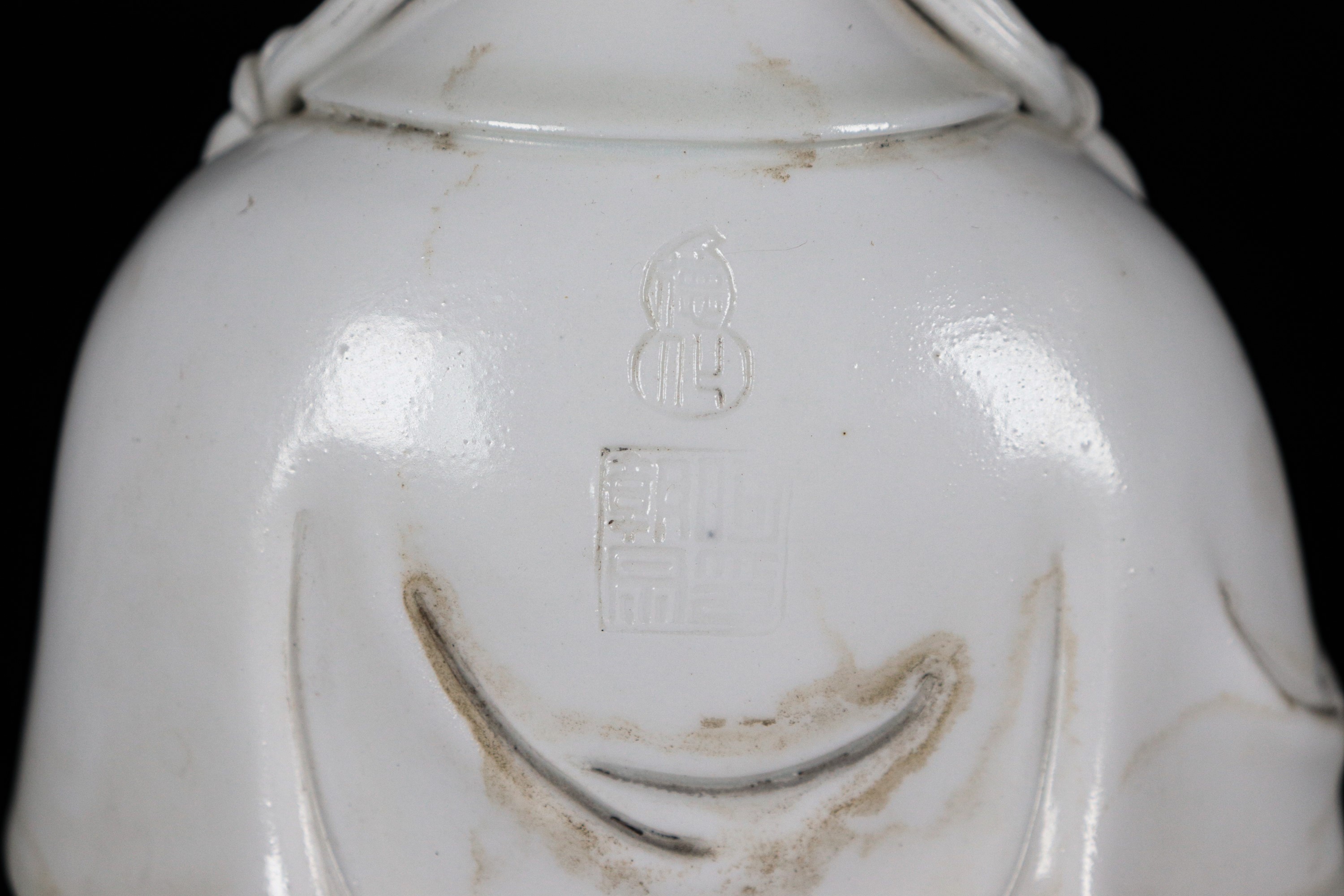 "Guanyin con bambino", antica scultura in porcellana bianco di Cina