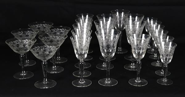 Servizio di bicchieri in cristallo trasparente, inciso a motivi di corone di foglioline (24 pz.)