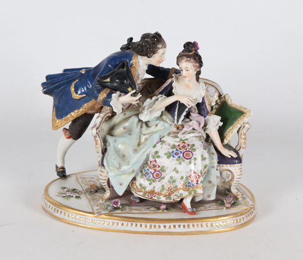 "Il corteggiamento", antico piccolo gruppo in porcellana policroma Capodimonte