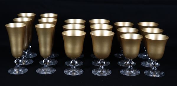 Servizio di bicchieri in vetro con finitura color oro e steli trasparenti