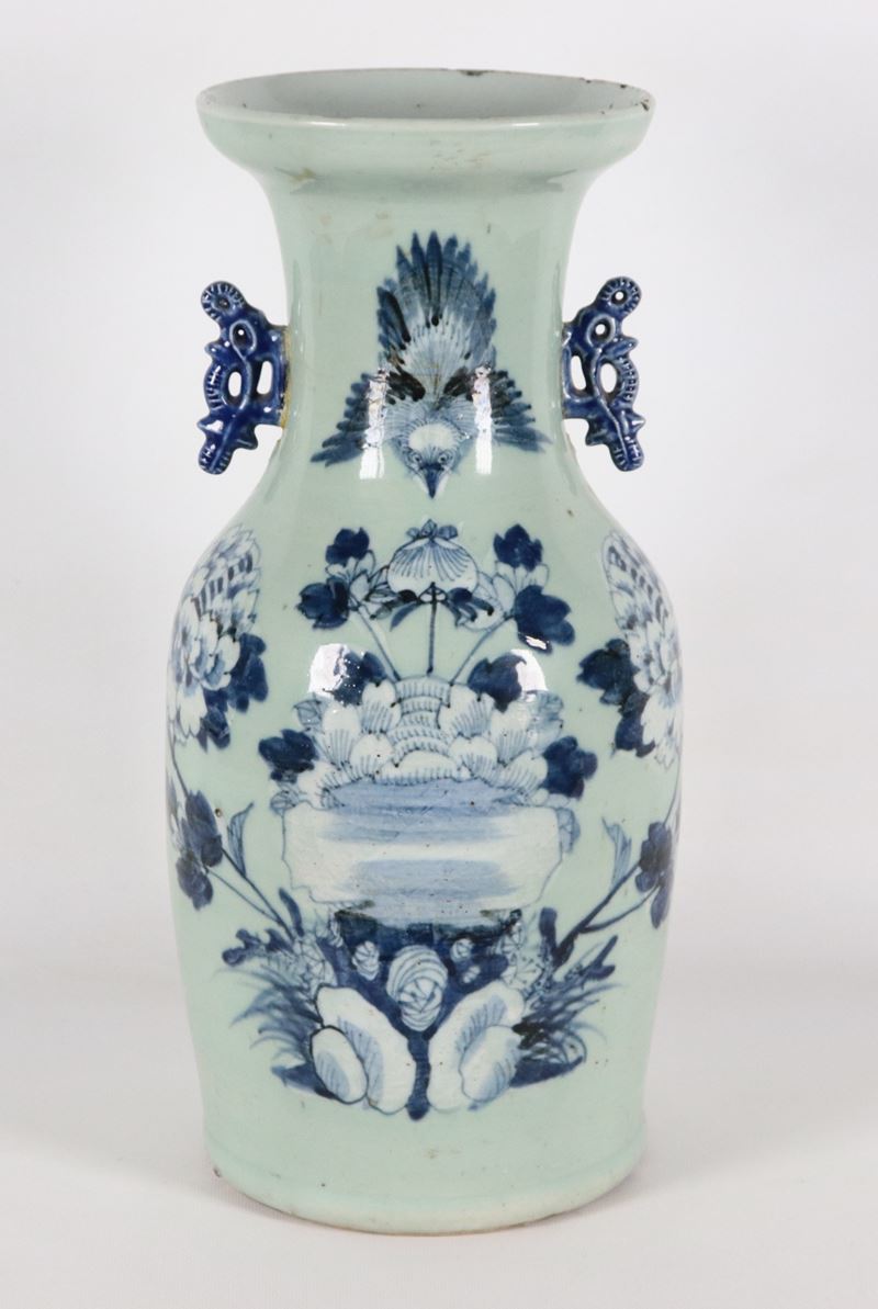Vaso cinese in porcellana con decorazioni in blu a motivi floreali orientali