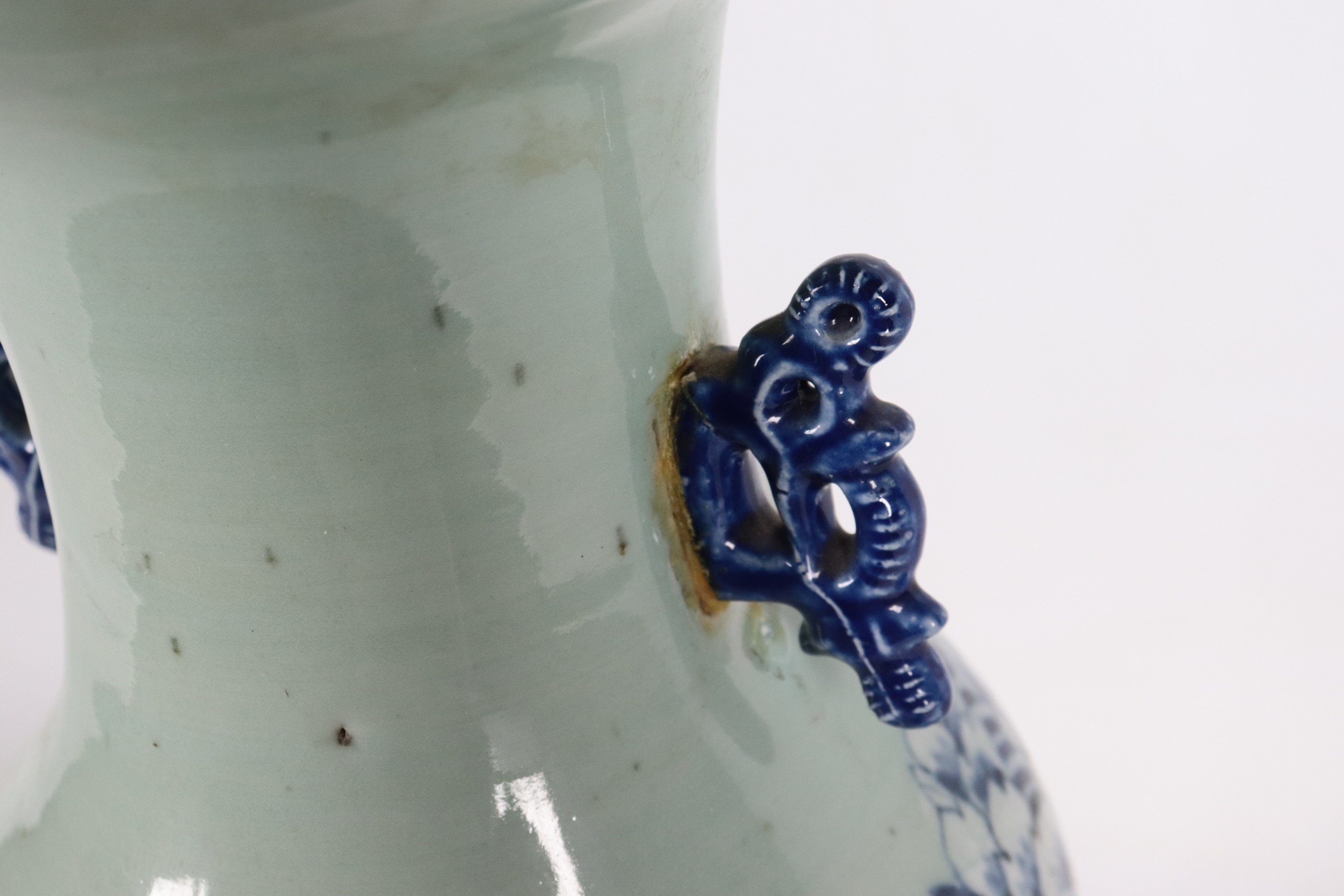 Vaso cinese in porcellana con decorazioni in blu a motivi floreali orientali