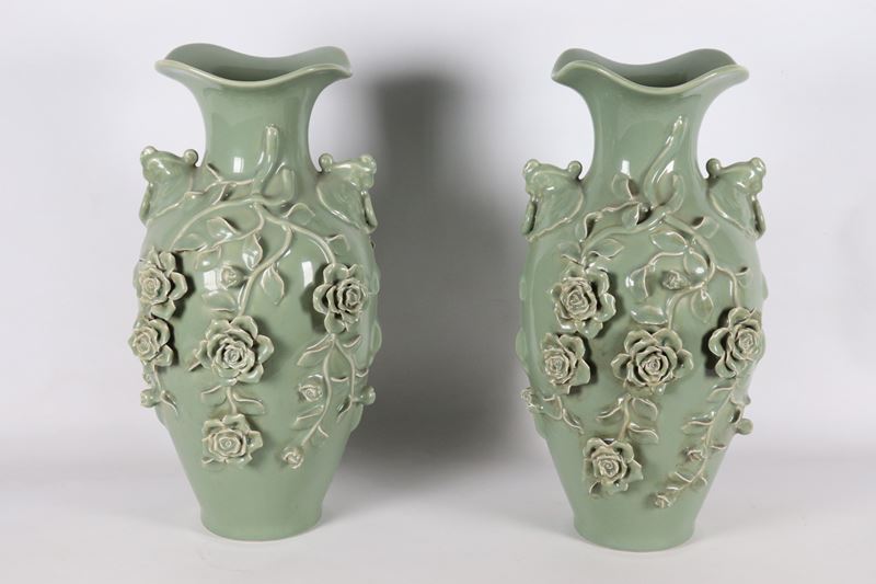 Coppia di vasi cinesi in porcellana Celadon, con decorazioni di fiori a rilievo