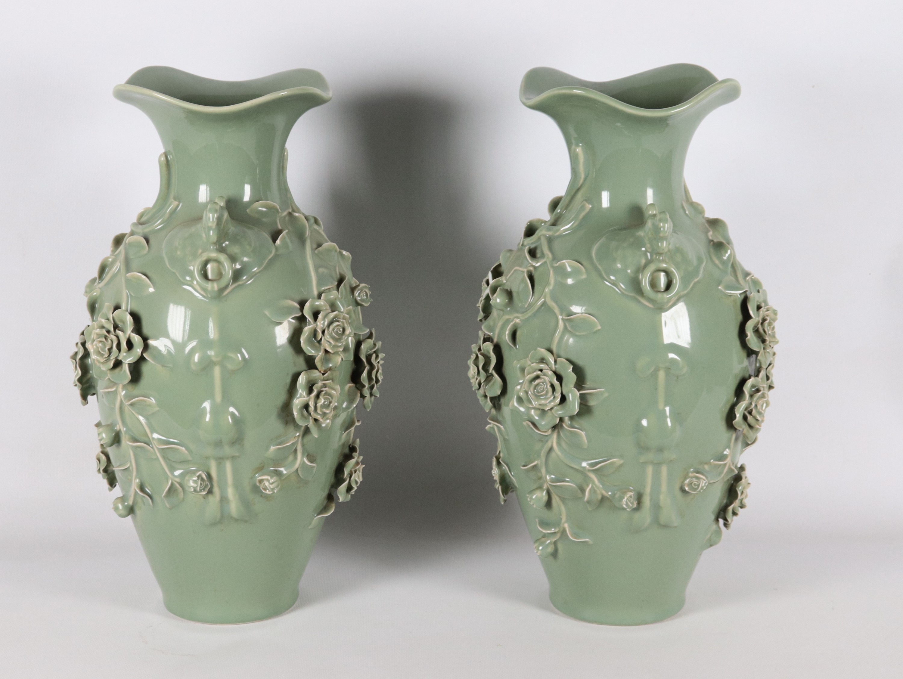 Coppia di vasi cinesi in porcellana Celadon, con decorazioni di fiori a rilievo