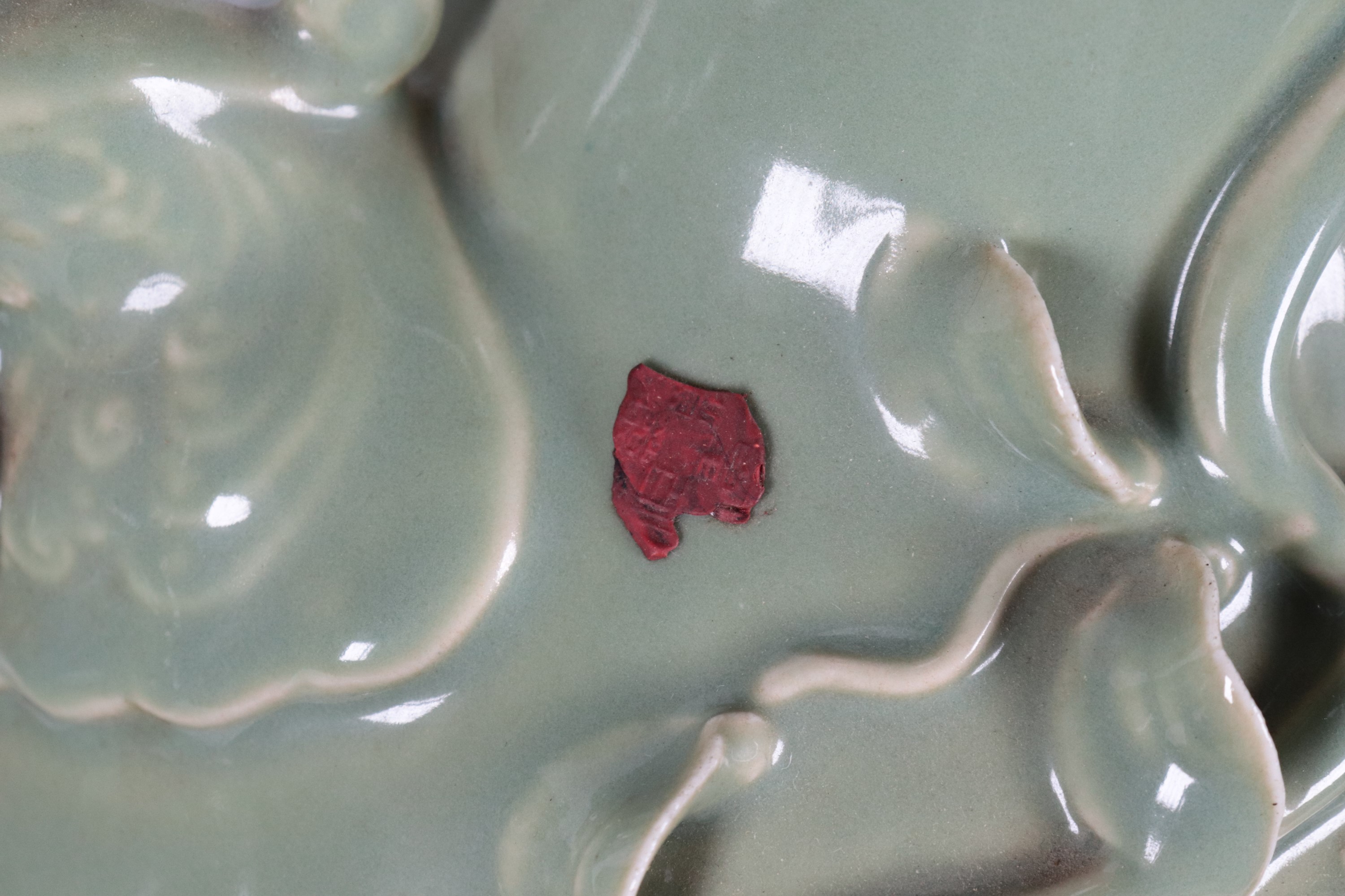 Coppia di vasi cinesi in porcellana Celadon, con decorazioni di fiori a rilievo