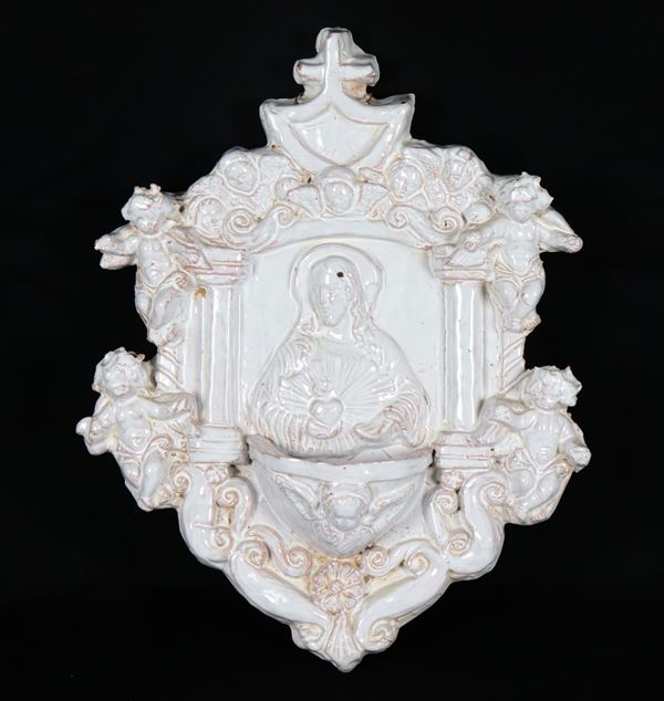 "Gesù con Sacro Cuore e angeli", acquasantiera in terracotta porcellanata e smaltata bianca