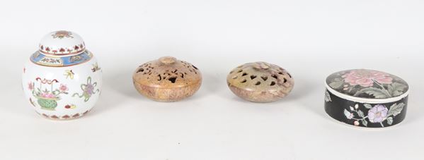 Lotto cinese in porcellana e pietra saponaria (4 pz.)