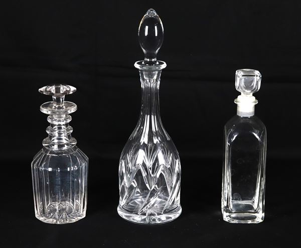 Lotto in cristallo e vetro di una bottiglia per vino e due da liquore (3 pz)