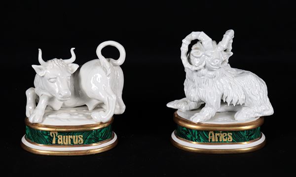 "Toro e Ariete", coppia di piccole sculture in porcellana bianca, con base ovale a finta malachite e lumeggiature in oro zecchino