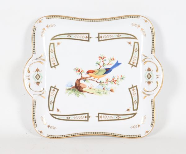 Piccolo piatto da dolce in porcellana bianca smaltata, con al centro decorazione policroma di uccellino su rami