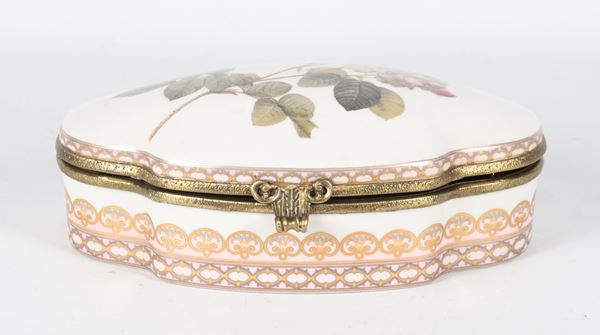 Scatola ovale sagomata in porcellana smaltata, con decorazioni policrome floreali sul coperchio