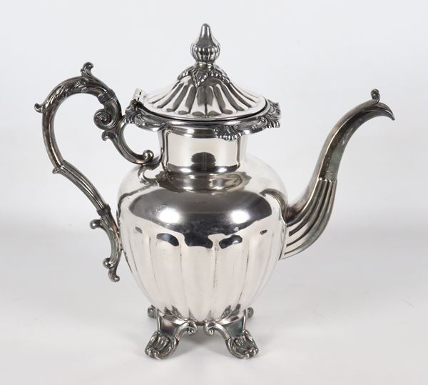 Antica caffettiera in metallo argentato, sbalzato e cesellato, sorretta da quattro piedini ricurvi