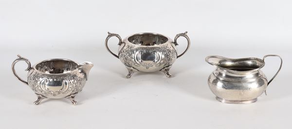 Antico lotto in sheffield cesellato e sbalzato di una zuccheriera e due lattiere, (3 pz.)