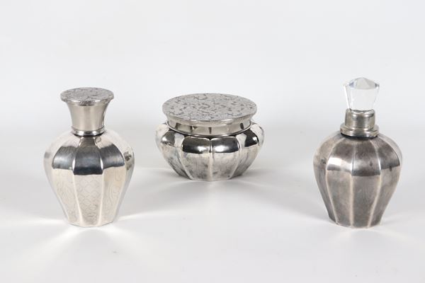 Lotto Liberty in vetro e metallo argentato di una scatola tonda e due bottigliette da profumo (3 pz.)