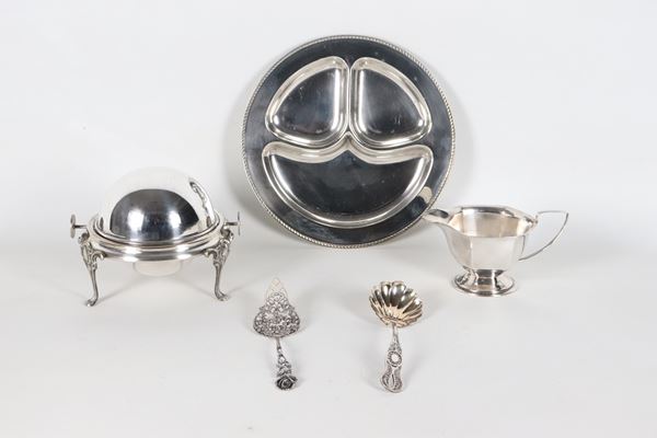 Lotto in metallo argentato e sbalzato (5 pz.)