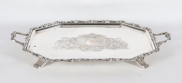 Vassoio inglese ottagonale in sheffield, con bordi. manici e piedini cesellati e sbalzati, fondo inciso a volute intrecciate
