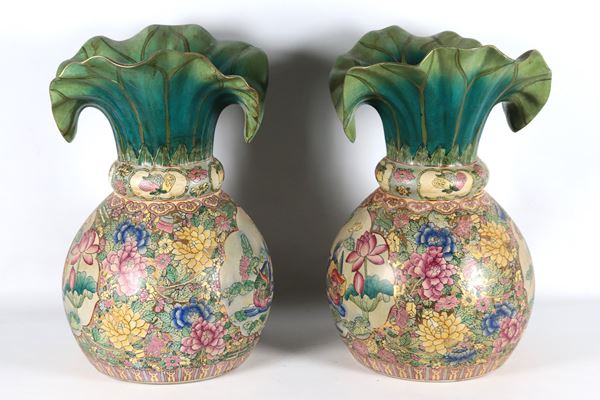 Coppia di grandi vasi cinesi in porcellana smaltata, con decorazioni policrome a motivi di fiori e uccelli esotici, colli a forma di foglie di loto