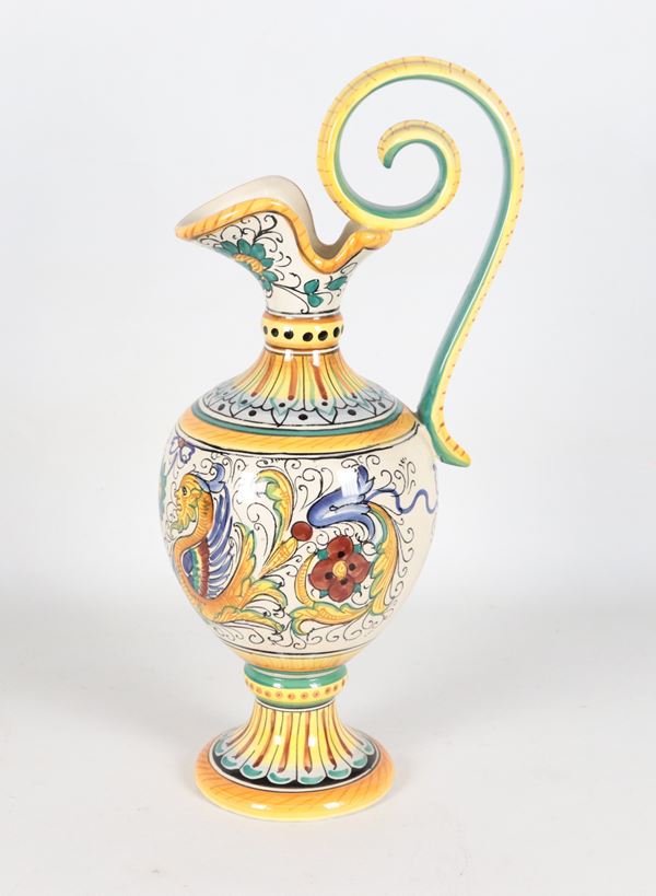Brocca in maiolica smaltata Deruta, con decorazioni policrome a motivi seicenteschi