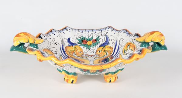 Fruttiera ovale in maiolica smaltata Deruta, con decorazioni policrome a motivi seicenteschi