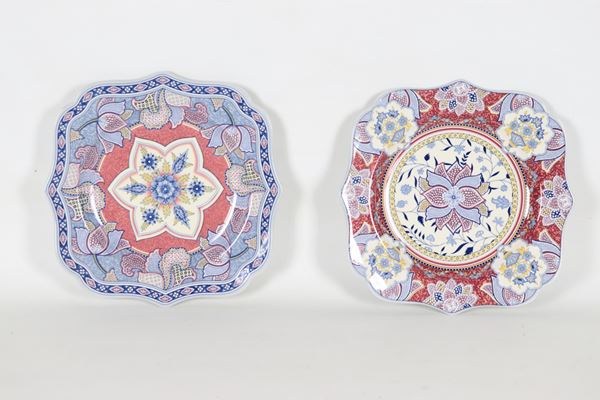 Coppia di piatti da dolce in porcellana inglese, con decorazioni policrome a disegno Kashmir