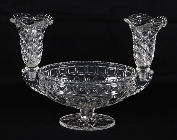 Centrotavola ovale in vetro lavorato, ai lati due vasetti portafiori