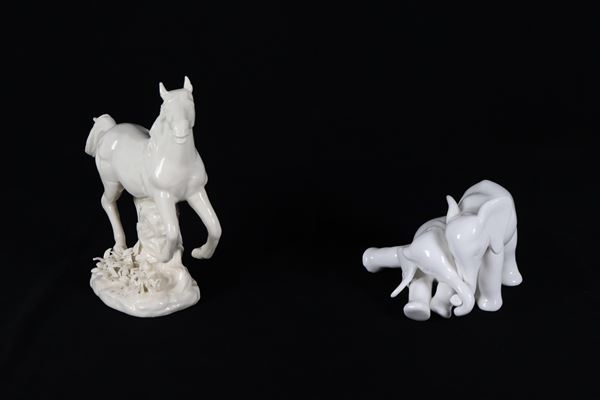 Lotto di due statuine in porcellana bianca smaltata, cavallo e due elefantini