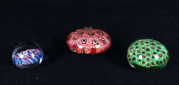 Lotto di tre paperweight in vetro di Murano La Murrina