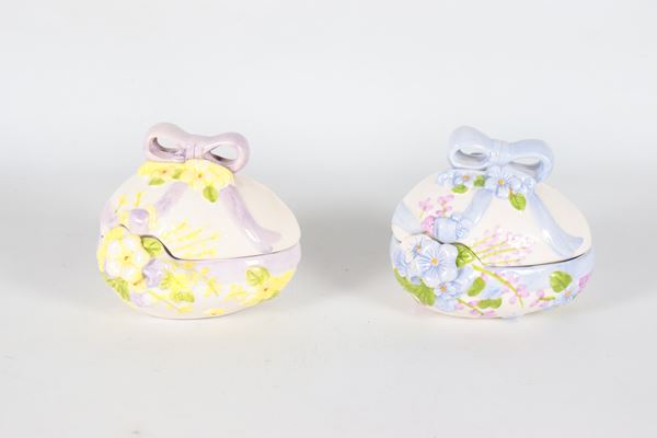 Coppia di piccole scatole in ceramica policroma a forma di uovo