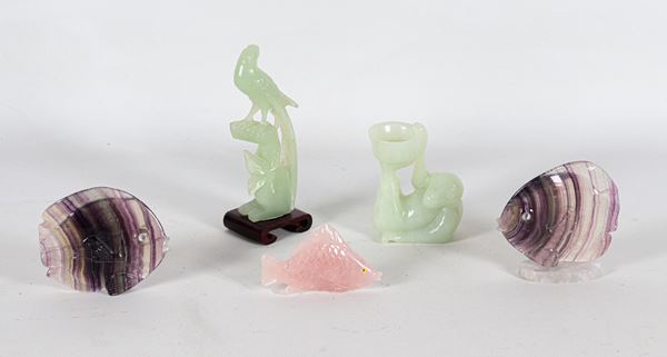Lotto cinese in giada verde e quarzo di un uccellino, una scimmietta e tre pesciolini (5 pz.)