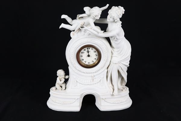 Pendola da tavolo in biscuit bianco, con Diana cacciatrice e cupidi