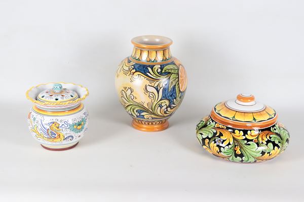 Lotto in maiolica policroma di Caltagirone e Deruta (3 pz.)