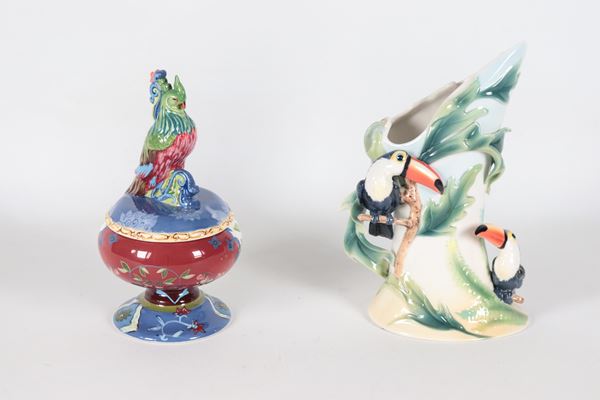 Lotto in porcellana policroma di una piccola potiche con figura di pappagallo e un piccolo vaso con figure di tucani a rilievo (2 pz.)