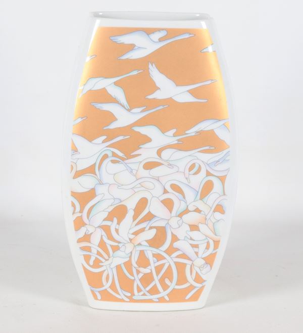 Vaso in porcellana smaltata con decorazioni in bianco  a motivi di gabbiani e cicogne su fondo ocra. Marcato Michelotto, studio design Velati Silvestrini