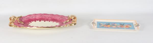 Lotto di due piccoli vassoi in porcellana e ceramica policroma