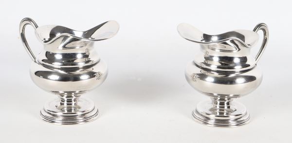 Coppia di piccole lattiere in argento cesellato e sbalzato, gr. 230