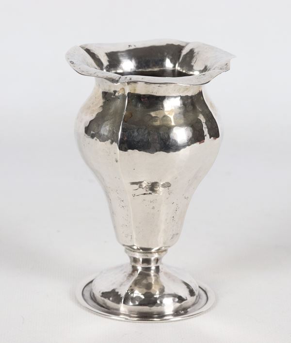 Piccolo vaso ad anfora in argento sbalzato, gr. 125