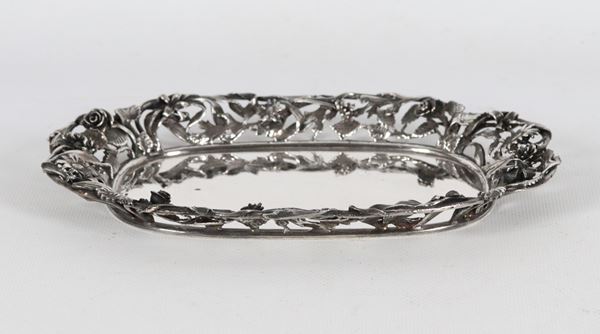 Piccolo vassoio ovale in argento, con bordo sbalzato e traforato a motivi di foglie e fiori, gr. 295