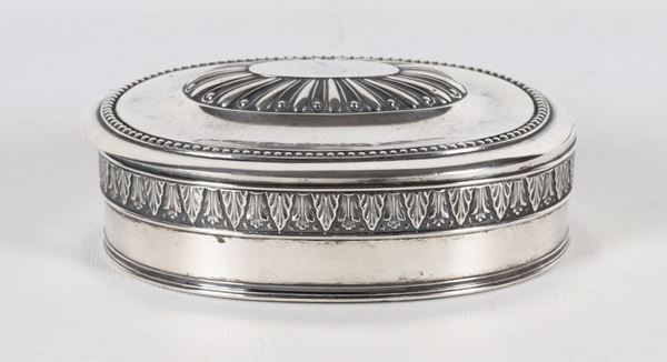 Scatola ovale in argento cesellato e sbalzato, con fondo e interno in velluto, gr. 145