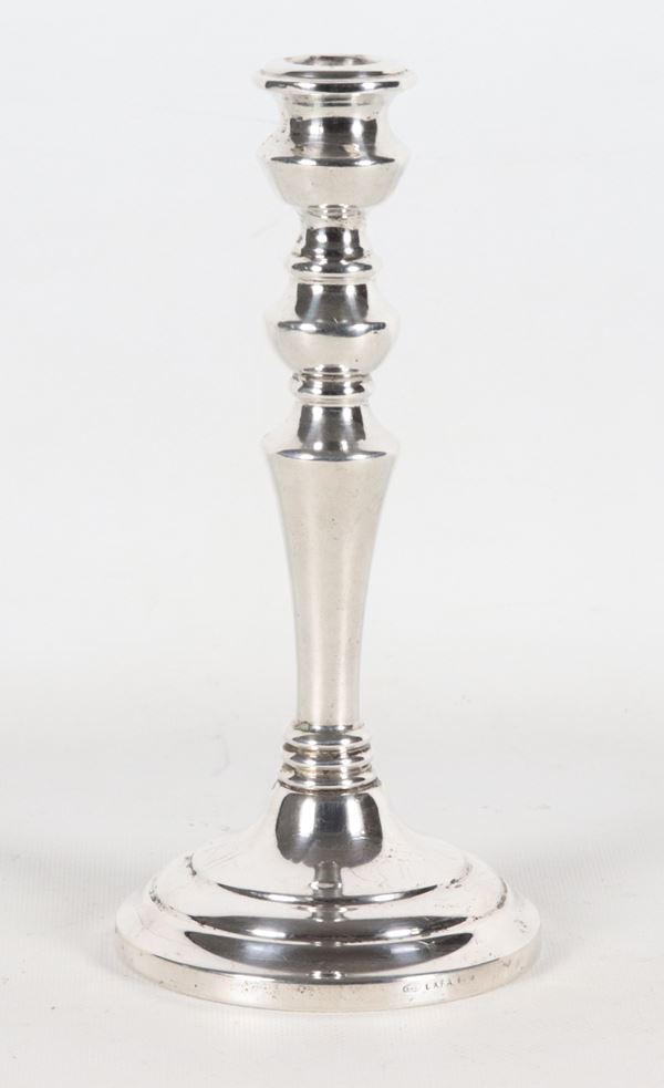 Candeliere in argento cesellato e sbalzato, gr. 135