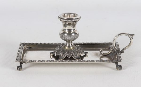 Antica bugia in argento cesellato e sbalzato a motivi Impero, gr. 235