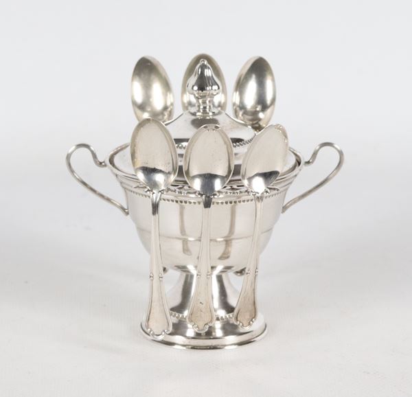 Zuccheriera in argento cesellato e sbalzato con sei cucchiaini, gr. 112