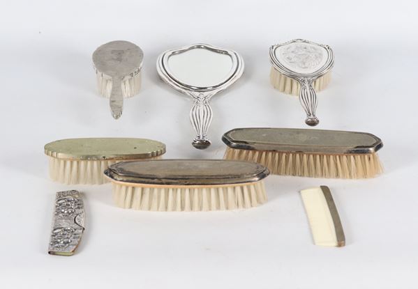 Rimanenza di antichi servizi da toletta in argento (8 pz.)