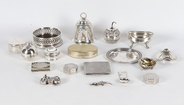 Lotto in argento cesellato e sbalzato (18 pz), gr. 595