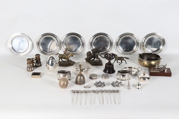 Lotto di vari oggetti in metallo argentato e cesellato, bronzo e madreperla