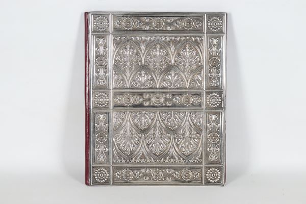 Porta agenda in pelle bordeaux con placca in metallo argentato sbalzato e cesellato a motivi Luigi XVI